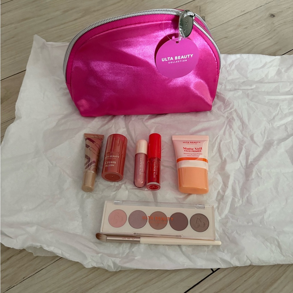 NWT 8 piece Ulta Makeup and Bag